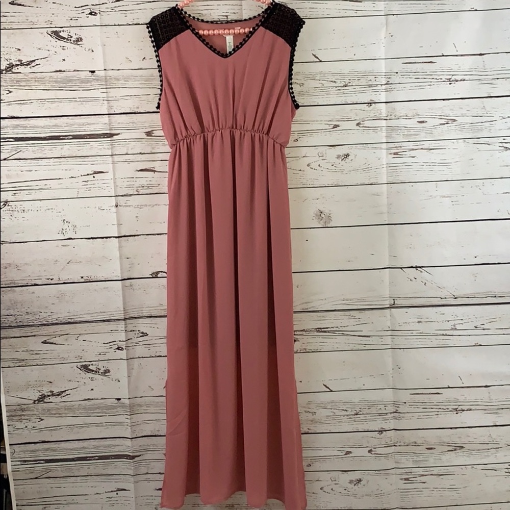 Rose link and black, long maternity dress.